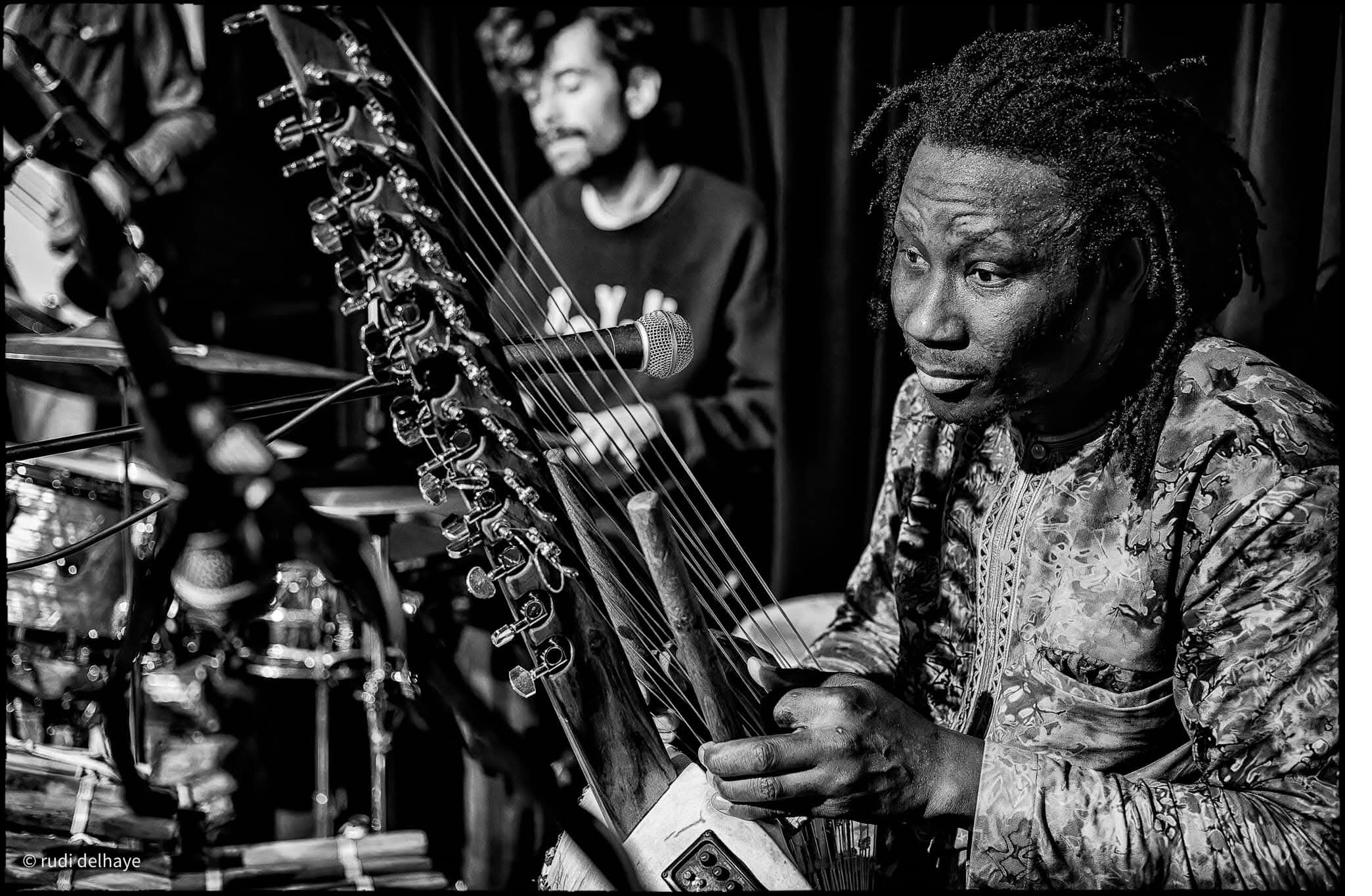 Moussa Dembélé performing kora alongside another musician