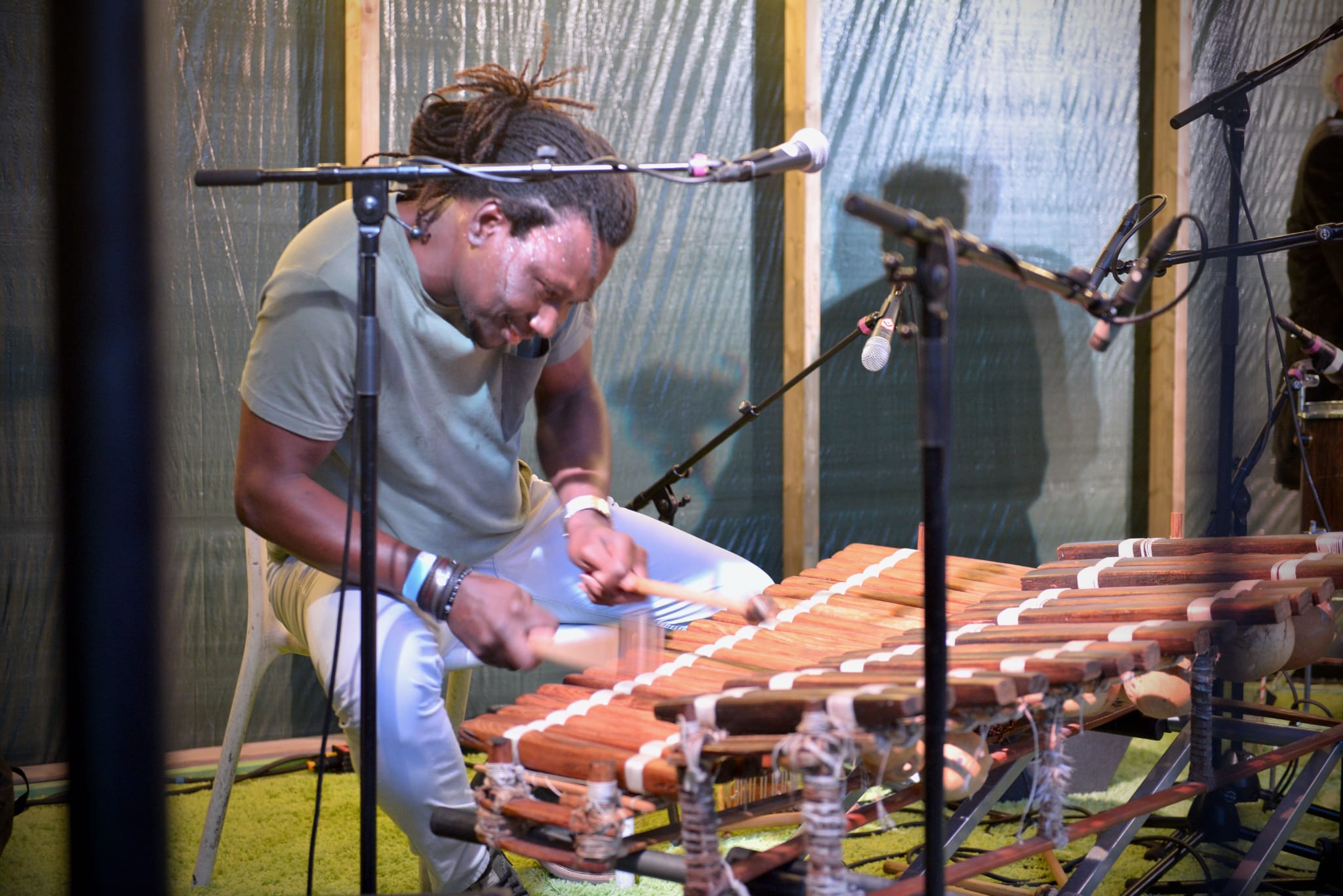 Moussa Dembélé performing solo balafon